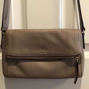 Kate Spade ♠️ pebbled leather cross body bag.
